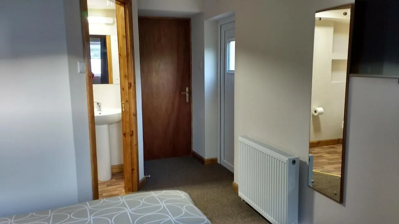 Edinburgh House Apartments 2*,